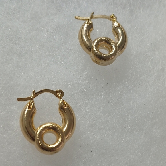 Elegant Gold Hoop Earrings - Picture 5 of 7